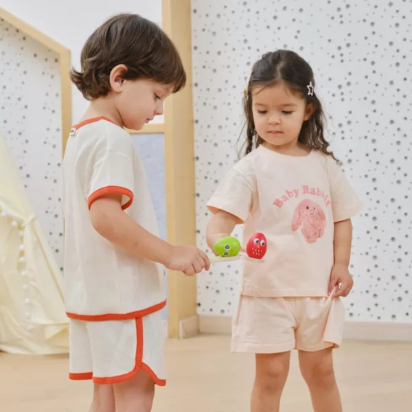 Дървена игра за баланс с яйце на лъжица – момче и момиче от VIGA Toys