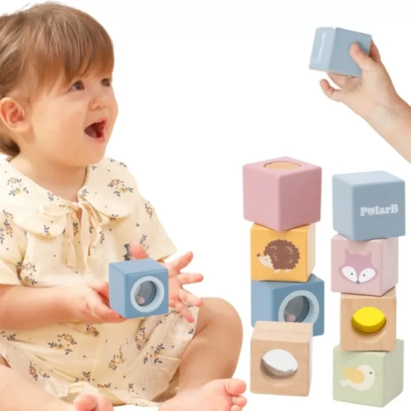 Бебе се усмихва и играе с дървени сензорни кубчета PolarB