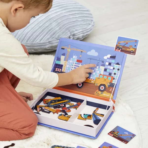 Дете играе с Магнитна книга за игра – Строителни машини от Janod