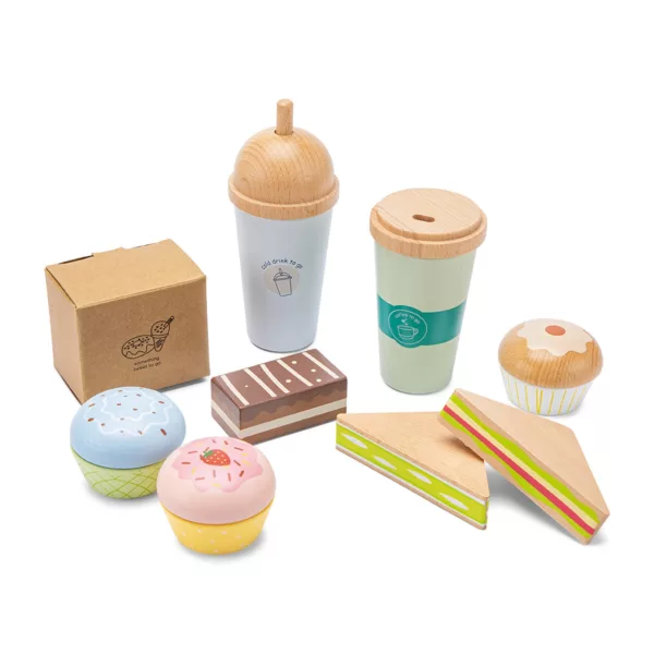 Дървен комплект кафе и сладки изкушения с напитки, сладкиши и кутия за сервиране.