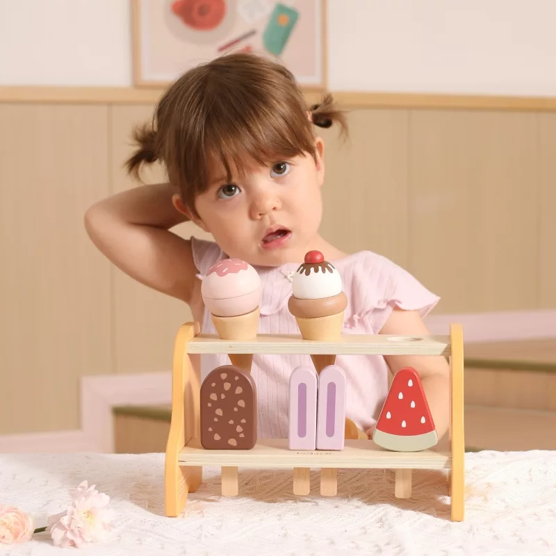 Момиченце с дървен сладоледен щанд и играчки PolarB