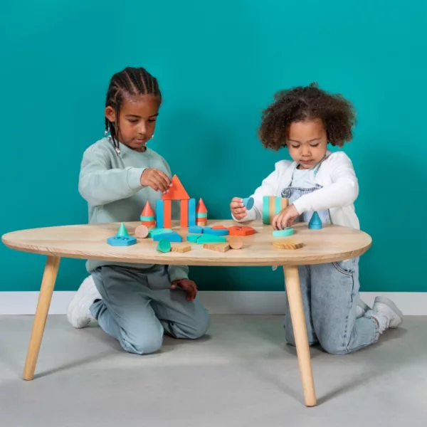 Две деца строят с дървен конструктор с форми и цветове – BS Toys