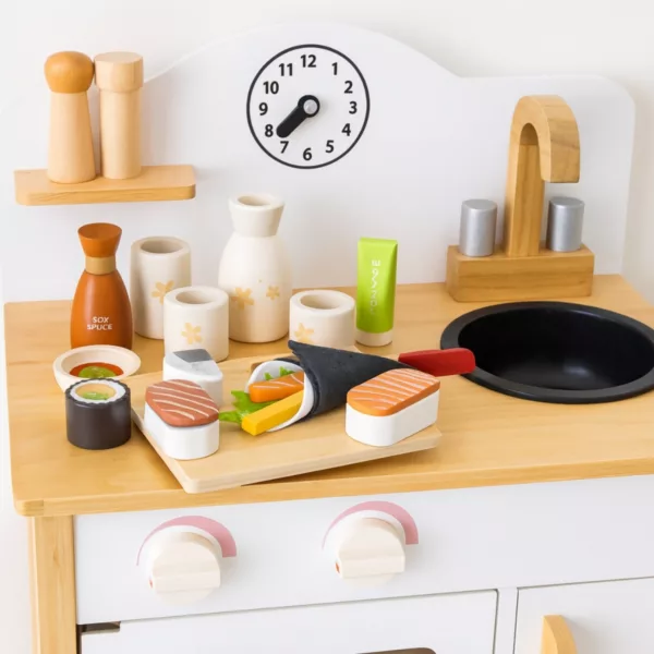 Дървен суши комплект за ролеви игри подреден върху детска дървена кухня с аксесоари