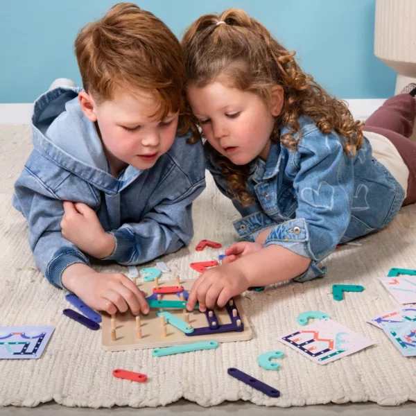 Две деца играят с дървена геометрична дъска за конструиране – BS Toys