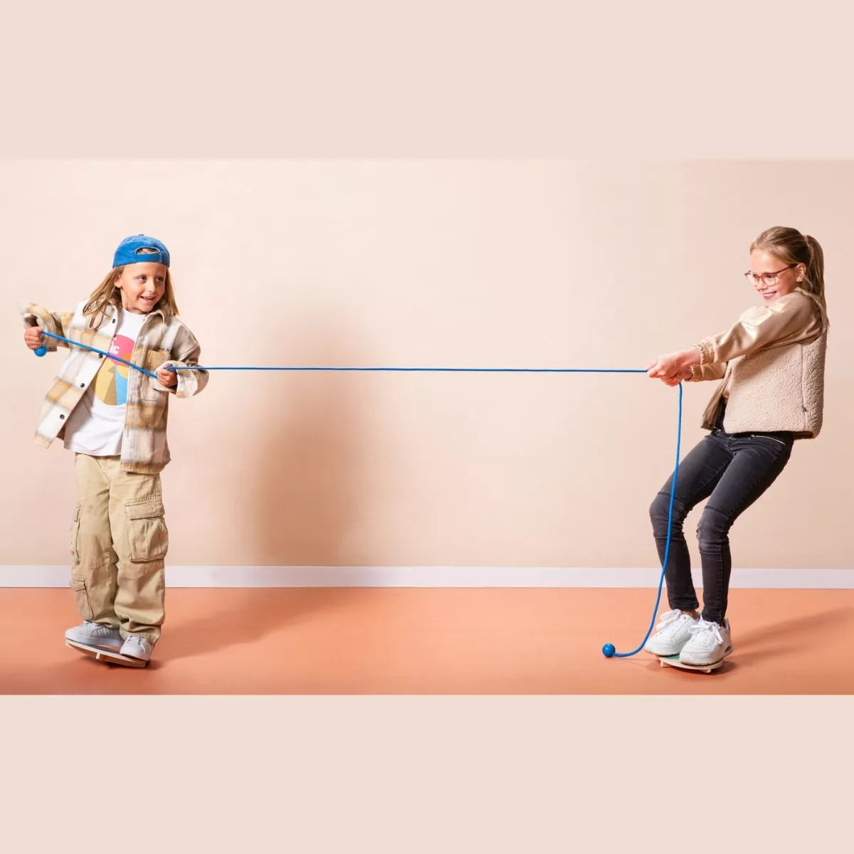 Две деца играят с дървена игра за баланс и сила за двама – BS Toys