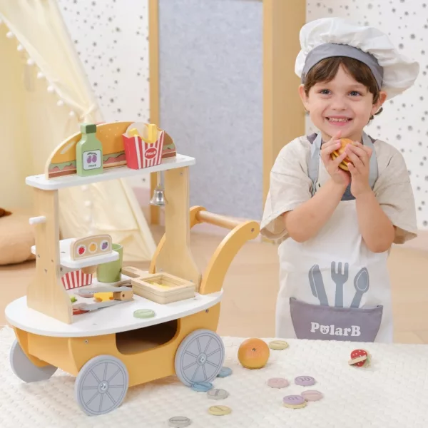 Дете играе с дървена количка за бургери PolarB в роля на готвач