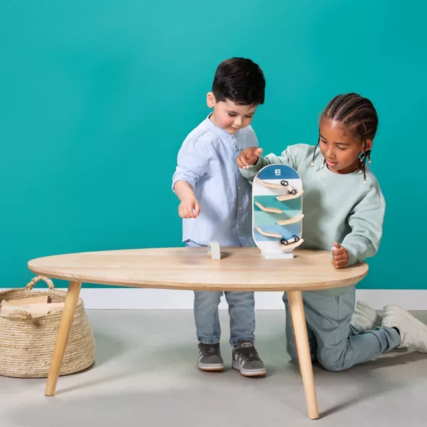 Две деца играят с дървена писта за колички – BS Toys