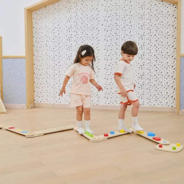 Деца играят върху дървена сензорна пътека за баланс VIGA Toys с цветни модули