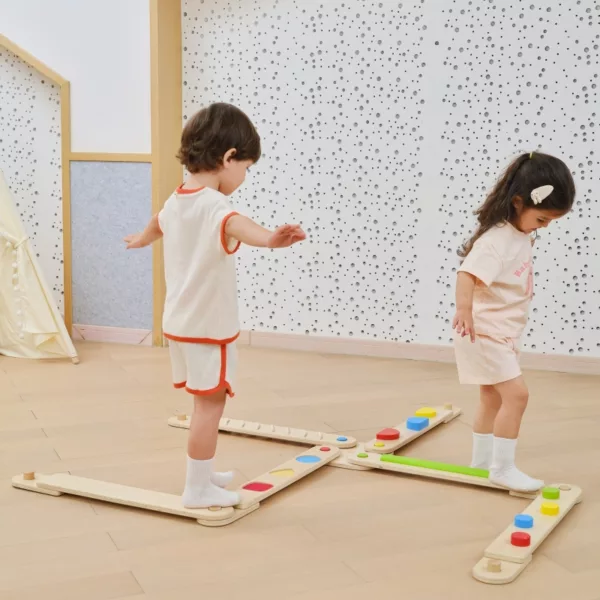 Две деца вървят по дълга дървена сензорна пътека за баланс VIGA Toys