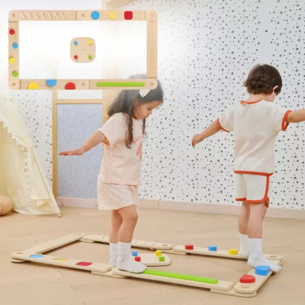 Деца използват дървена сензорна пътека VIGA Toys, представена с различни форми на подредба