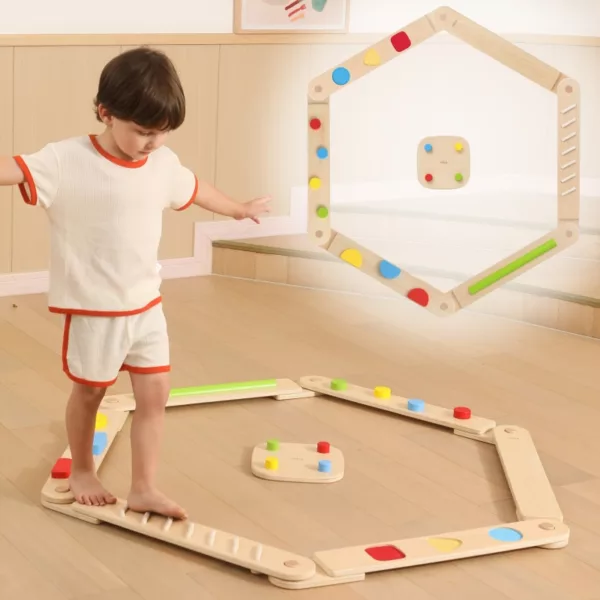 Дете върви върху дървена сензорна пътека VIGA Toys в подредба шестоъгълник