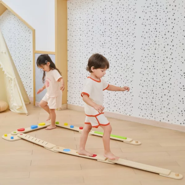 Деца играят върху модулна дървена пътека за баланс VIGA Toys с различни текстури