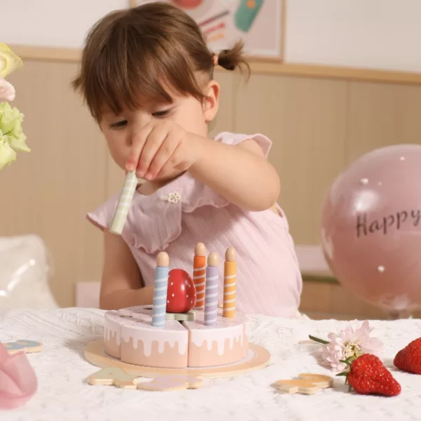 Дете поставя свещичка върху дървена торта PolarB