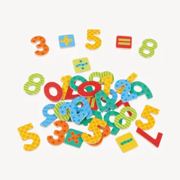 Цветни дървени магнити цифри и знаци Lelin Toys разпръснати за игра и учене