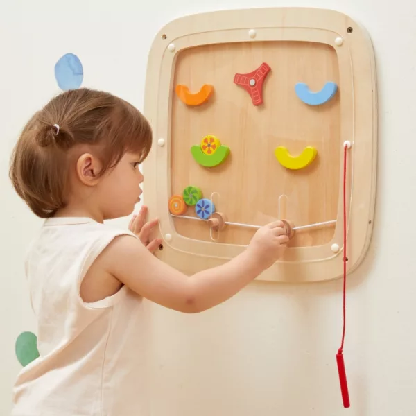 Дете играе с дървено сензорно табло Пинбол – VIGA Toys