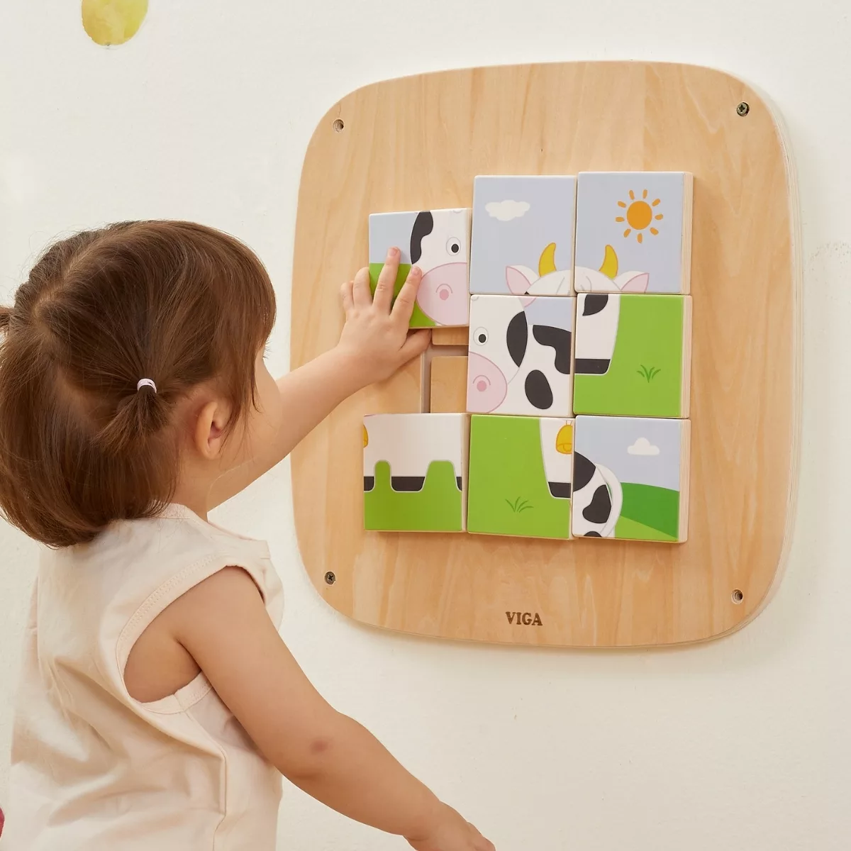 Дете реди дървен пъзел Крава върху сензорно табло – VIGA Toys