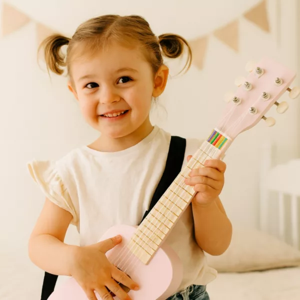 Пастелна детска розова китара Woet с истински струни за малки музиканти