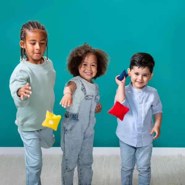 Деца играят и се забавляват с меки бобени торбички – BS Toys