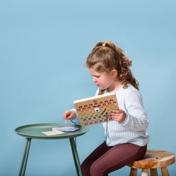 Дете играе с дървена дъска за нанизване и кодиране – BS Toys