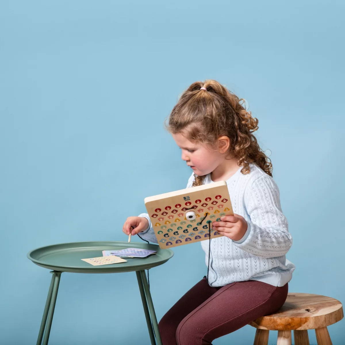 Дете играе с дървена дъска за нанизване и кодиране – BS Toys