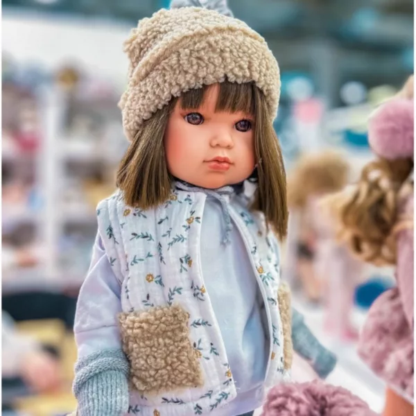 Реалистична кукла Белла с пухена шапка и светла жилетка в магазин – Antonio Juan