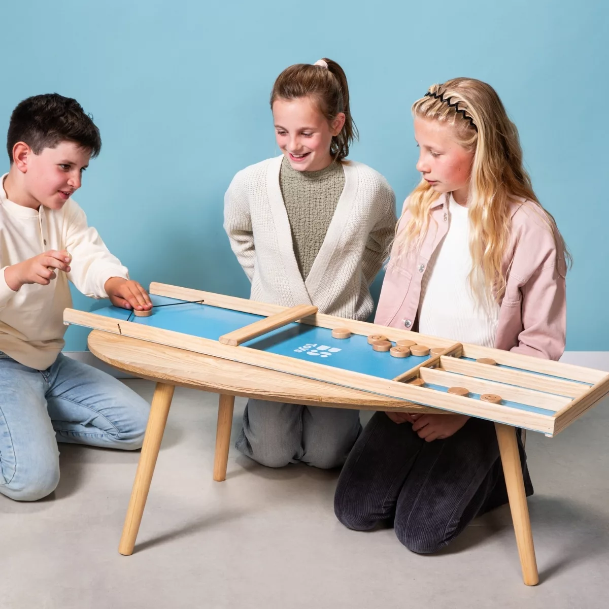 Деца се забавляват, играейки мини шафълборд – BS Toys