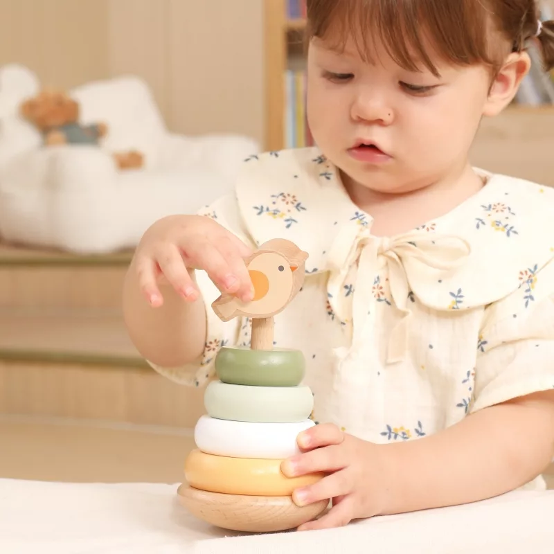 Дете поставя птичка върху Монтесори дървена пирамидка – PolarB