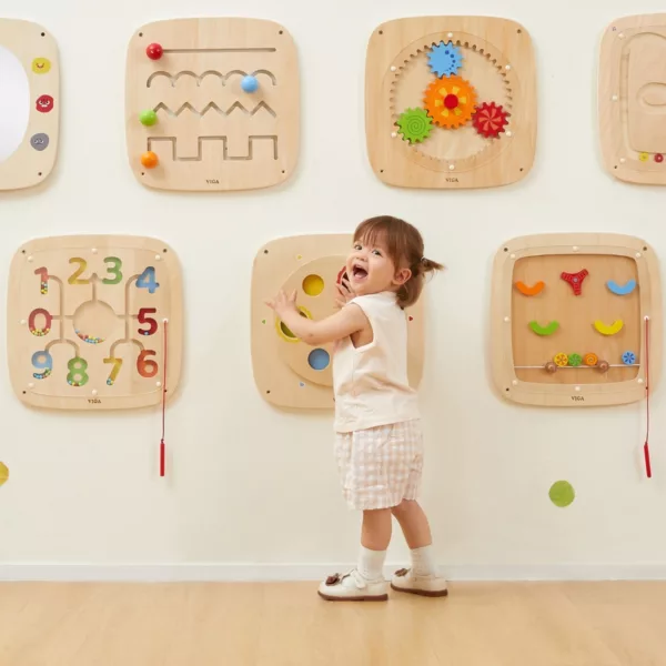 Дете играе с Монтесори табло за смесване на цветове – VIGA Toys