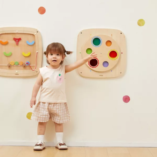 Момиченце сочи Монтесори табло за цветове – VIGA Toys