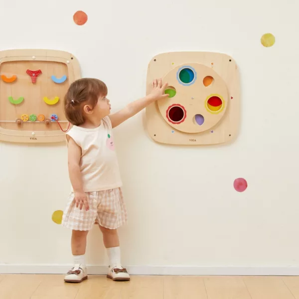 Дете изследва Монтесори табло за цветове на стена – VIGA Toys