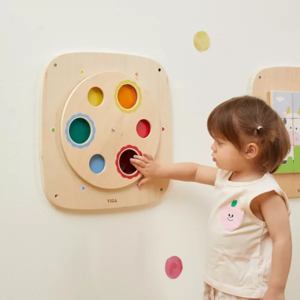 Дете докосва въртящото се Монтесори табло за цветове – VIGA Toys