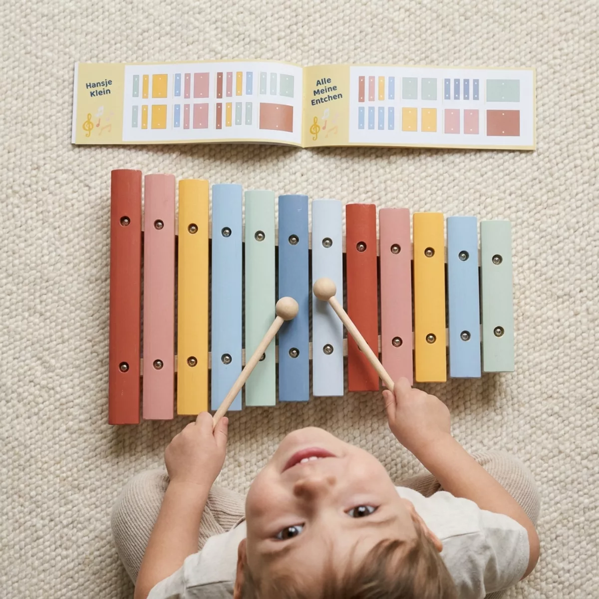 Дървен ксилофон New Classic Toys с 12 пастелни пластини, палки и мелодии