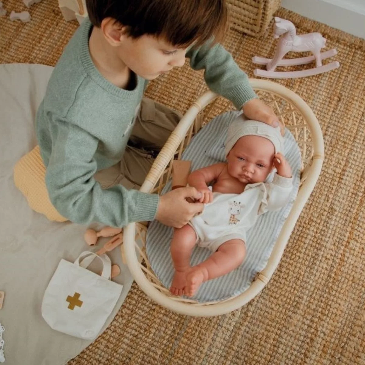 Дете играе с реалистична кукла Бебе Луи и пастелен докторски комплект 42 см