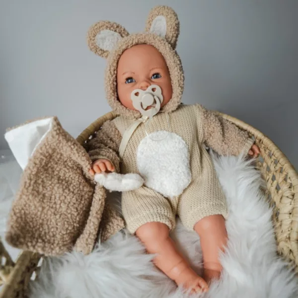 Плачеща кукла Бимба с биберон и бежов костюм в детска кошница