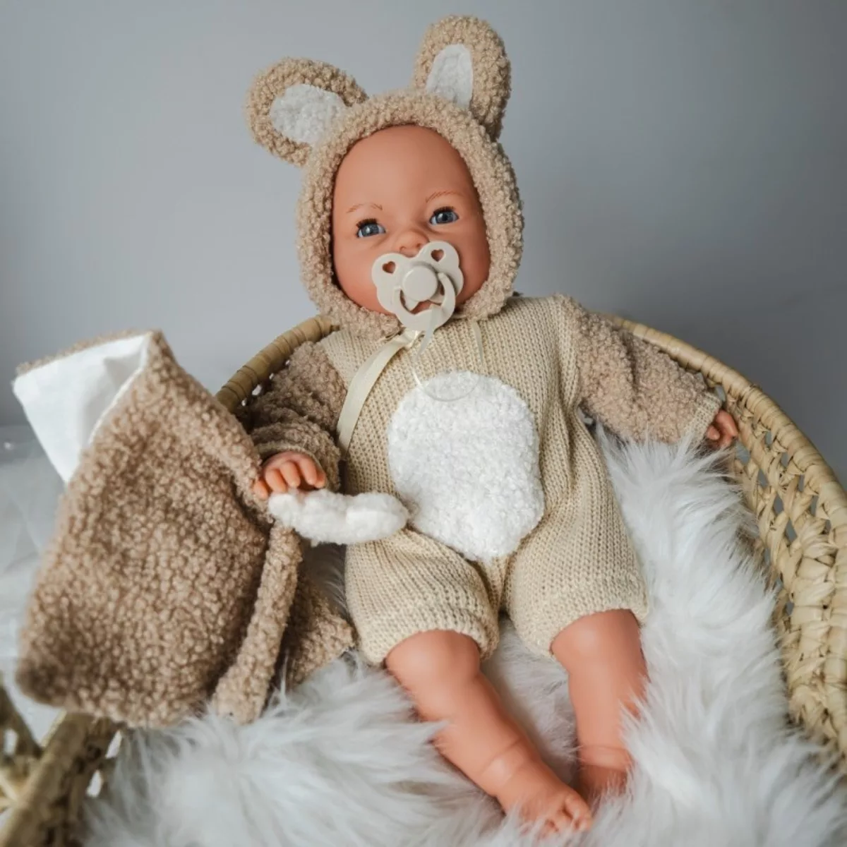 Плачеща кукла Бимба с биберон и бежов костюм в детска кошница