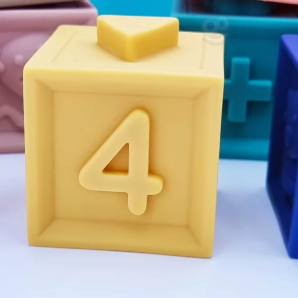 Жълто сензорно кубче с релефна цифра и форма – Jolly Toy за бебета