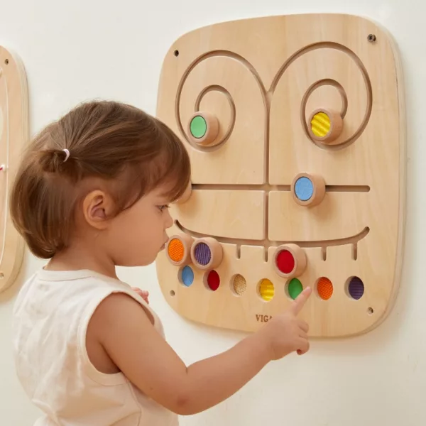Сензорно табло лабиринт с текстури и цветове VIGA Toys и дете, което играе