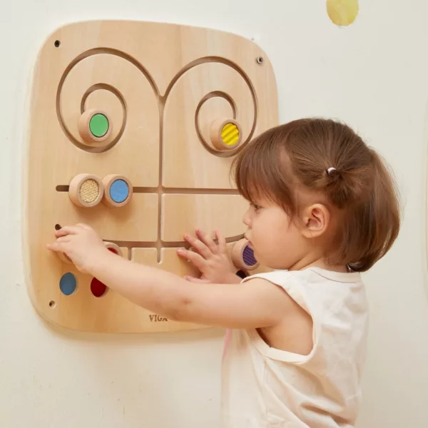 Дете движи елементите по сензорно табло лабиринт с текстури и цветове VIGA Toys