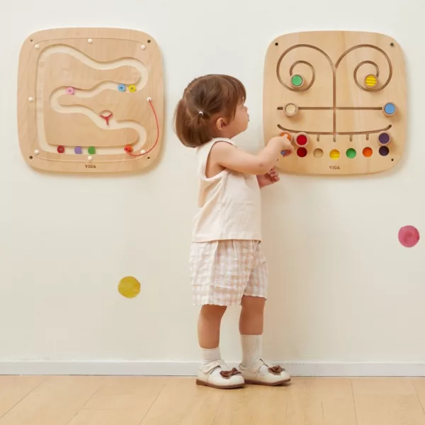 Дете играе със стенни сензорни табла VIGA Toys – лабиринт с цветове и текстури