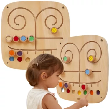 Комбинирано изображение – дете играе със сензорно табло лабиринт VIGA Toys с цветни текстури