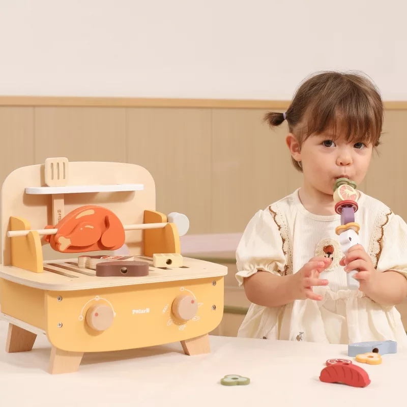 Дете играе с дървен барбекю комплект PolarB, нанизвайки зеленчуци на шиш