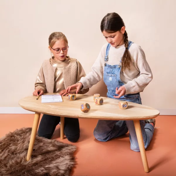Две деца се забавляват с дървени зарове Yatzy Junior – BS Toys