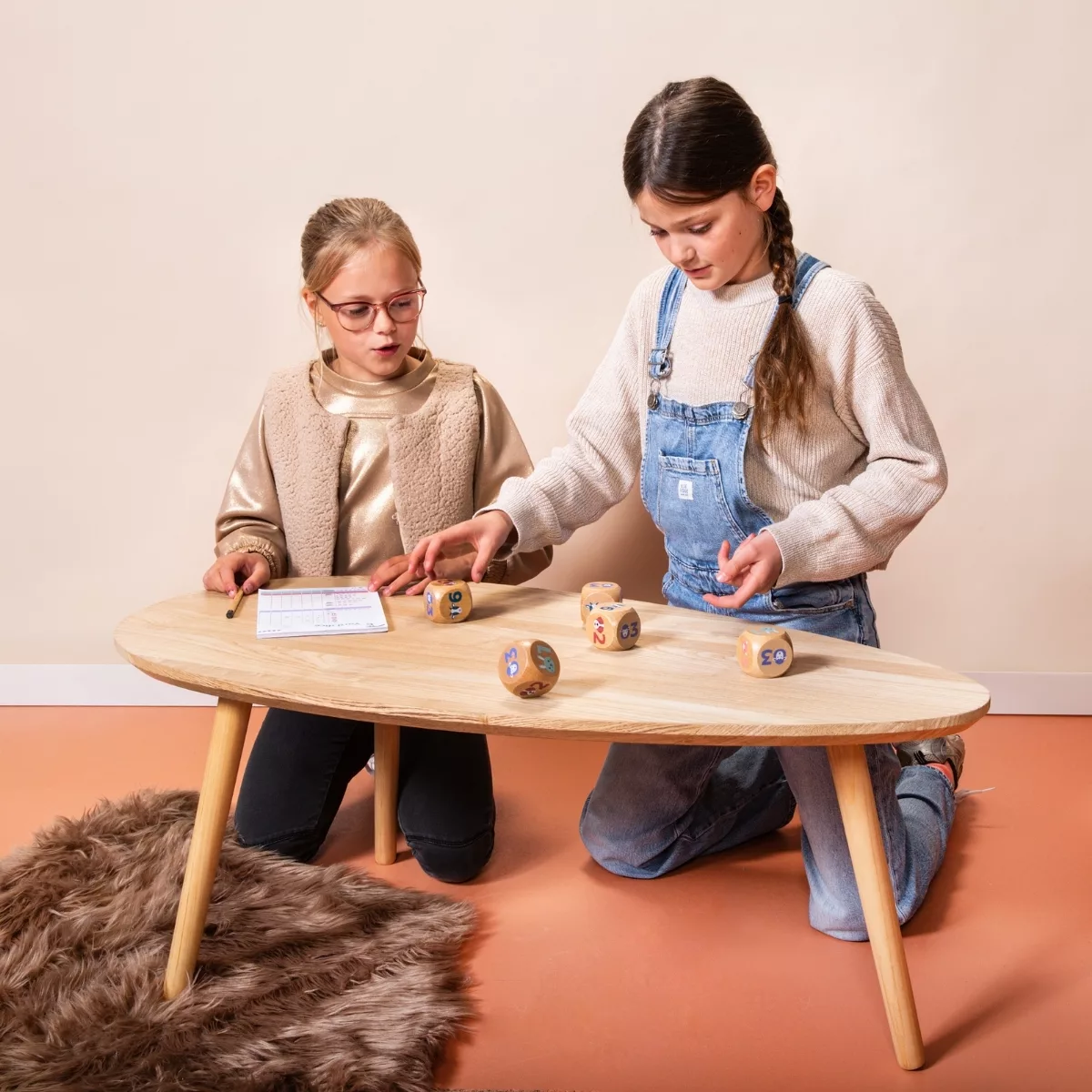 Две деца се забавляват с дървени зарове Yatzy Junior – BS Toys