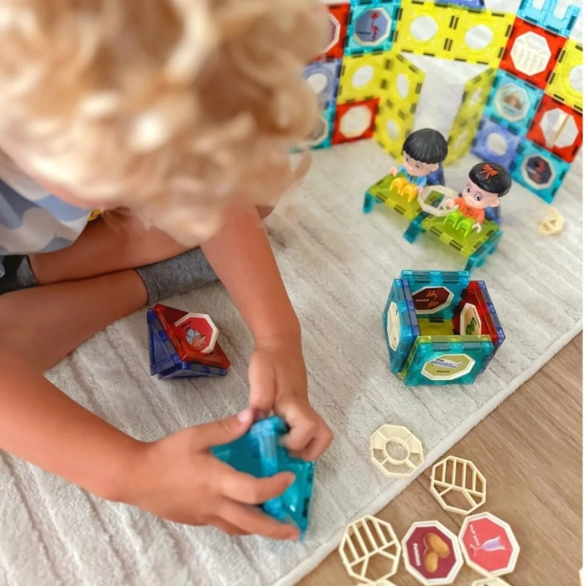 Фигурки играят на масичка в магнитен конструктор Замък &ndash; 98 части