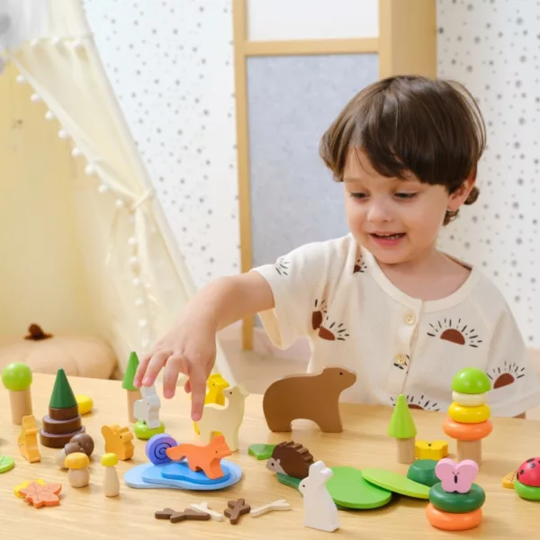 Дете играе с дървен конструктор с животни Горски свят Viga Toys