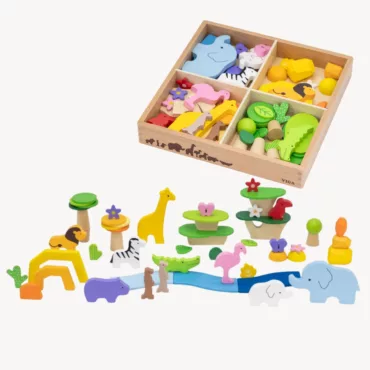 Дървен конструктор с животни Тропически свят, подреден върху маса в детска стая
