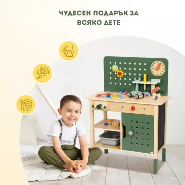 Дете играе с дървена работилница Jolly Toy с инструменти и зелени елементи