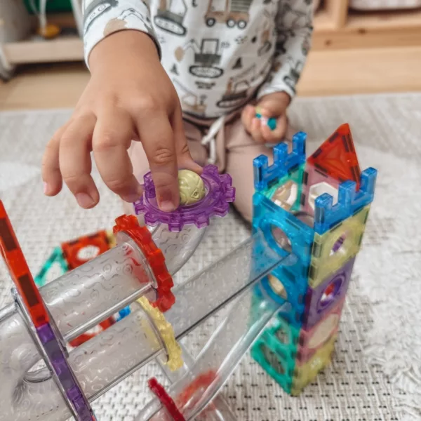 Магнитен 3D конструктор с топчета STEM писта детайл с ръка на дете