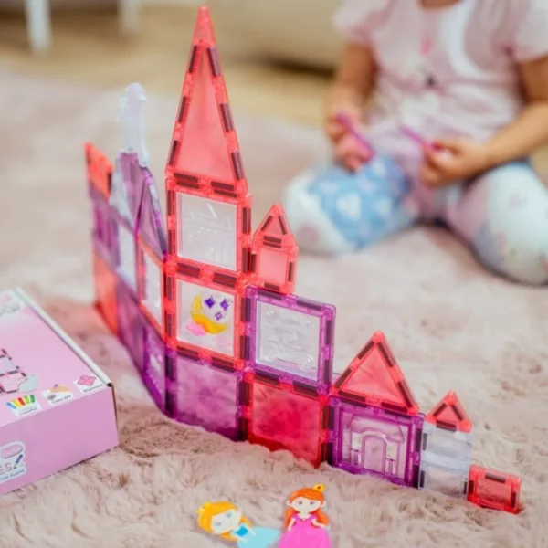 Дете играе с магнитен конструктор приказен замък за принцеси Jolly Toy на розов килим