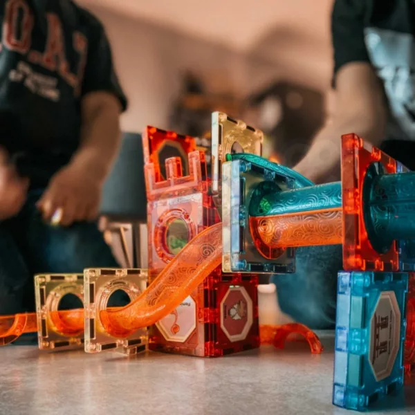 Магнитен STEM конструктор 49 части, светеща писта за топчета и играещо дете